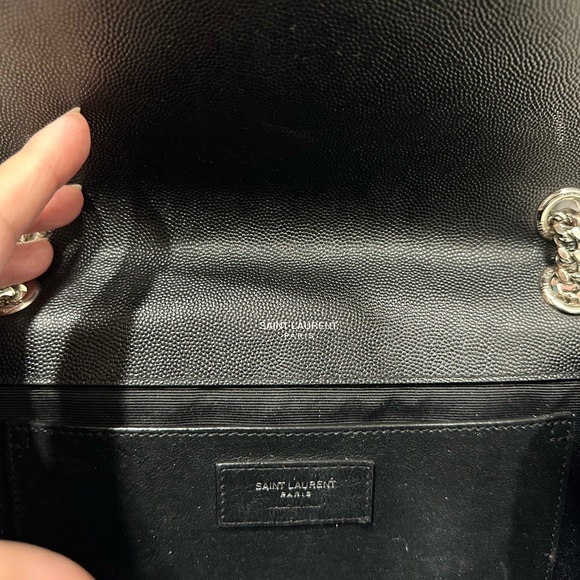 Saint Laurent 
Envelope Medium in Quilted Grain De Poudre Embossed Leather - Picture 14 of 14